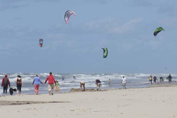 Kitesurfers op het strand | Kustpark Egmond aan Zee