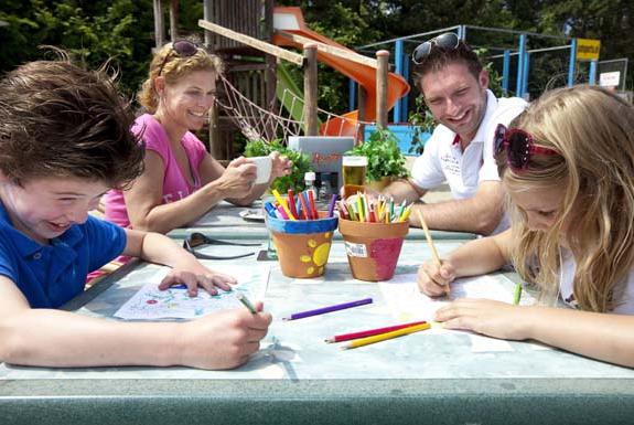Kinderen met kleurplaat | Kustpark Egmond aan Zee